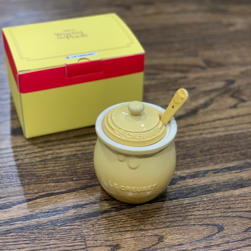 New Le Creuset Winne the Pooh Honey Pot with Spoon Quince